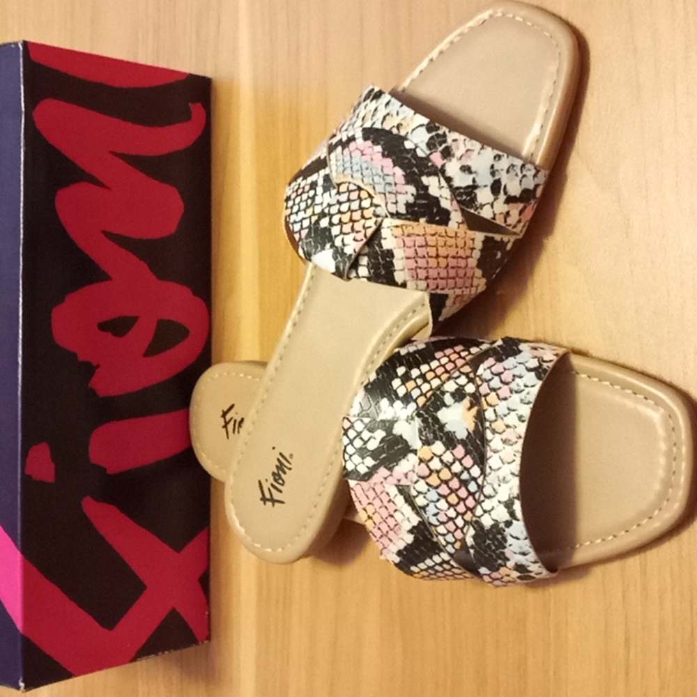 Fioni Faux Leather Pastel Snakeskin Slides in a Size 8 (New in Box)